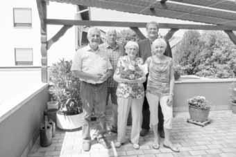 Geburtstag Die Pfälzer Waldhütte mit 25 aktiven Mitgliedern Jubilarin Johanna Huck mit Sohn Peter und Ehefrau Maria sowie Bürgermeister Hermann Bohrer und Ortsbürgermeister Felix Schönung Am