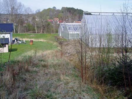 Dagvatten rån området och omgivande terräng avleds idag via ett öppet dike närmast bebyggelsen i norr och vidare mot Kärraån.