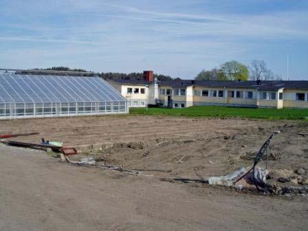 Tomtplatser i söder mot skolan Beintlig (hårt ansad) häck tillåts växa upp Lutningsörhållandena medger uppörande av en- eller tvåplanshus som på ett naturligt sätt kan trappas i terrängen.