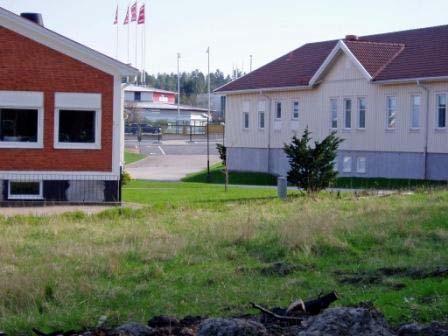 Av den geotekniska utredningen ramgår att kompensationsgrundläggning sannolikt krävs och att detaljerad grundundersökning bör utöras när byggnaders höjd- och planläge astlagts.