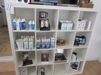 00 kr exkl moms Hylla med diverse,