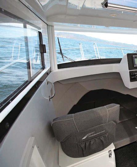 test pilothousebåtar följa med en regnig dag blir det trångt. Med tanke på hur sällan ett pentry används vore det bättre om varvet skippat matlagningsmöjligheterna och satsat på fyra säten.