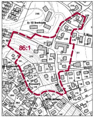 gelse som utgör resterna av Hults By. Längs Conrad Olssons Väg och Askims Sörgårdsväg ligger villor från 1960-1970-tal. I nordväst gränsar fastigheten till tre nyuppförda parhus.