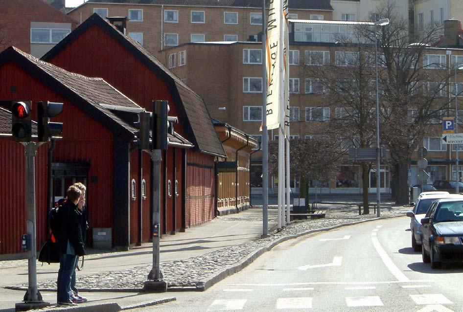 Minskar fordonstrafiken kan utfartens bredd reduceras till ett körfält för att ge kortare tvärpassager för gång- och cykeltrafik och högre