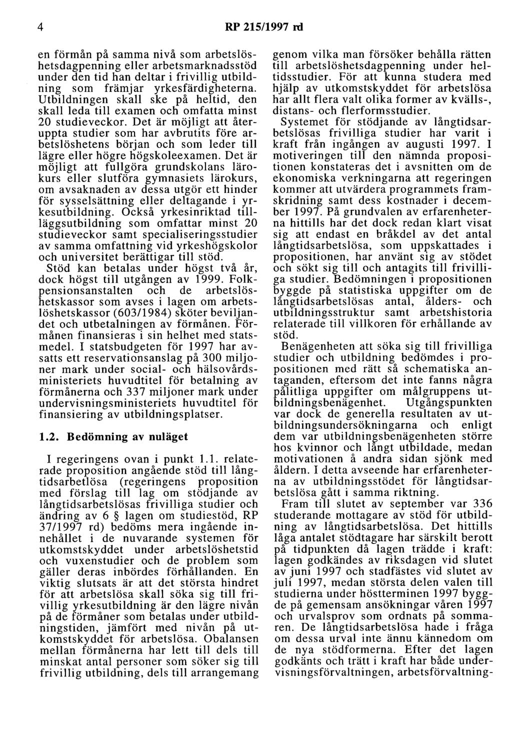 4 RP 215/1997 rd en förmån på samma nivå som arbetslöshetsdagpenning eller arbetsmarknadsstöd under den tid han deltar i frivillig utbildning som främjar yrkesfärdigheterna.