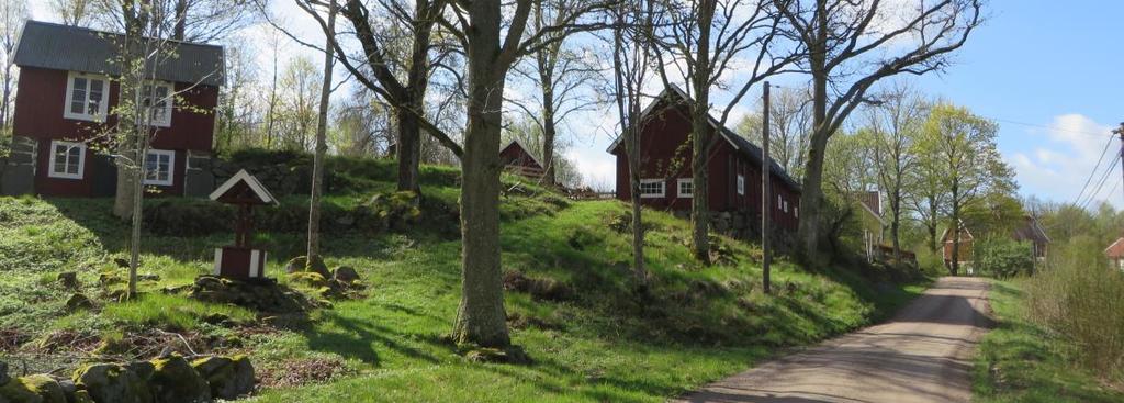 En av gårdarna i byn ligger på en höjd