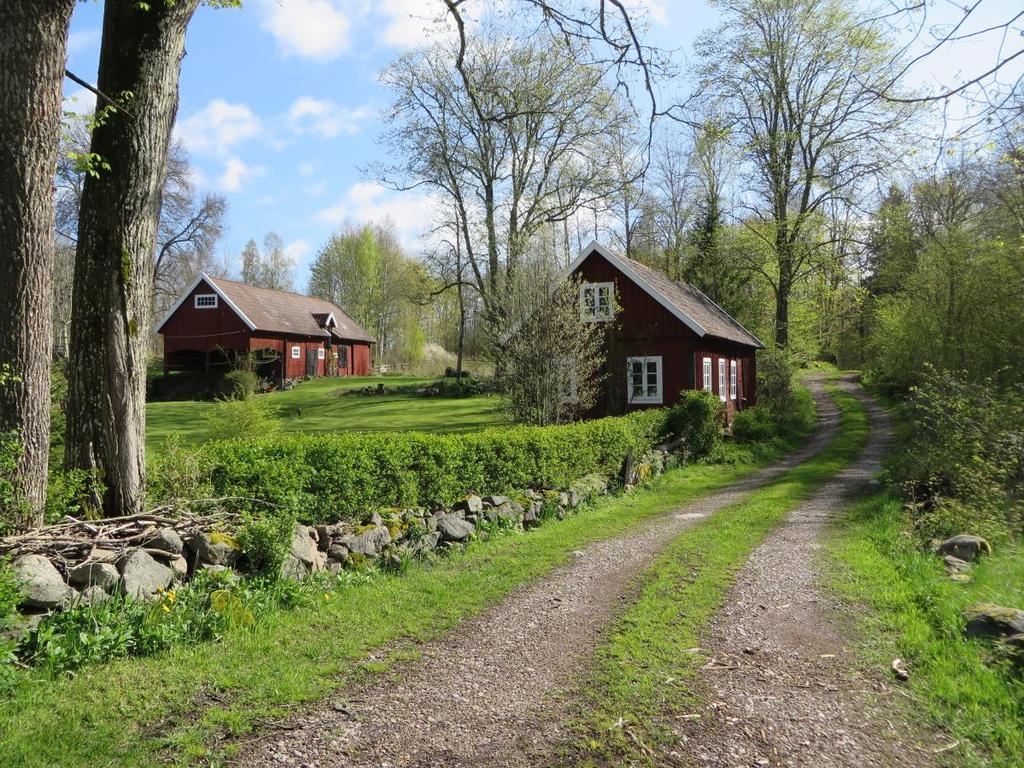 Traditionell ladugård och uthus i skiftesverk (Hulan