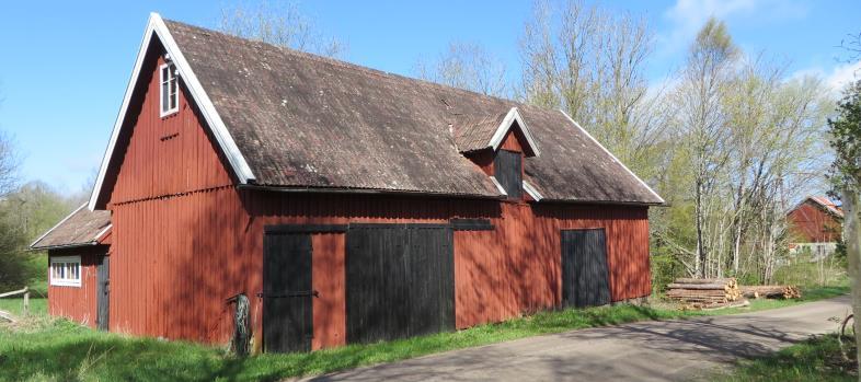 Mjölkbilsgaraget, med hönshus på baksida (Hulan