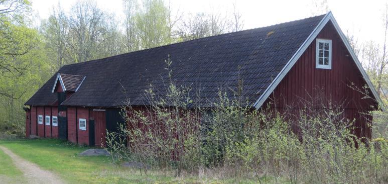 byn. Tillhörande ladugård i traditionellt