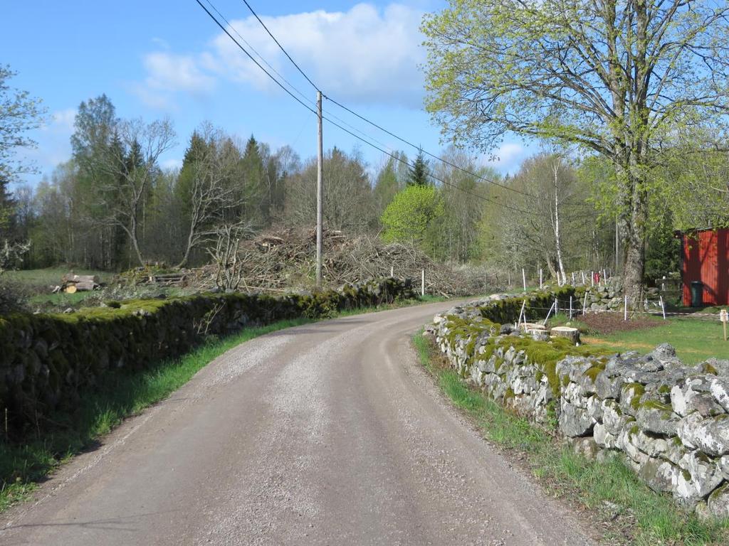 med dubbla stenmurar och slingrande grusväg.