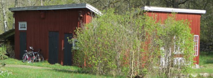 Byvägen, stenmur runt tomten, grindstolpar med mera vittnar om