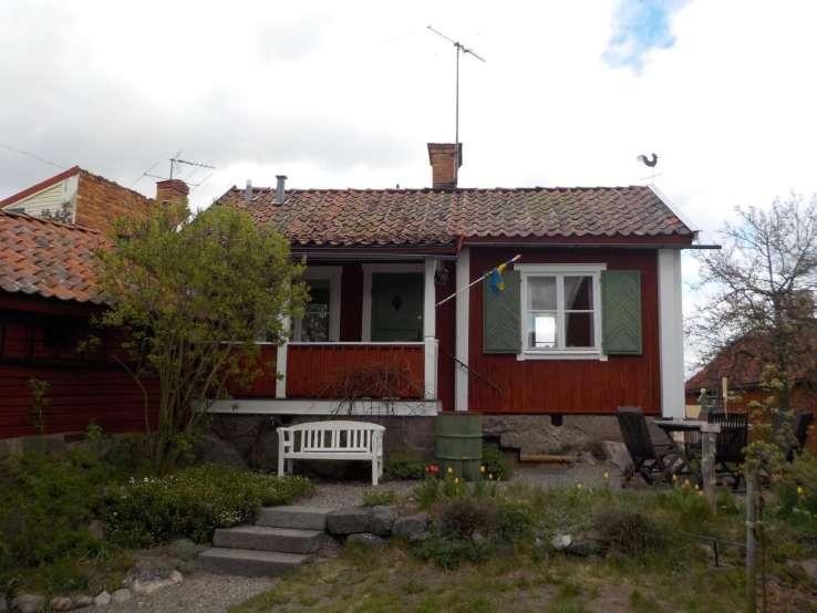 Byggnadsbeskrivning Bostadsbyggnad Byggnadsår/ ombyggnadsår: 1750 / Hustyp/antal våningar: 1-plans hus Taktyp, takbeläggning: Sadeltak med råspont, papp, läkt och enkupigt taktegel