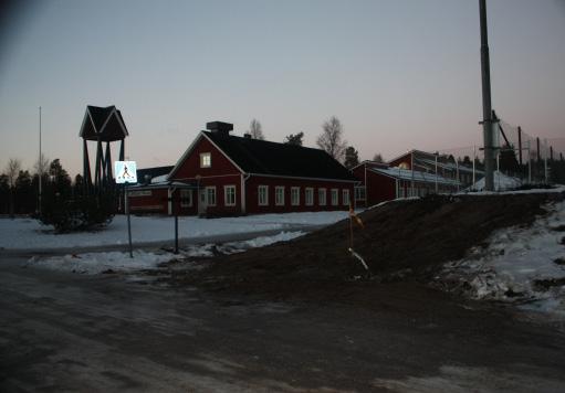 Det finns en hög slänt som medför dålig sikt när gång- och