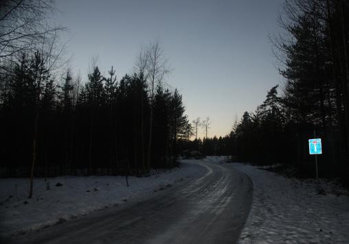 Denna väg saknar belysning samt plogas ej av