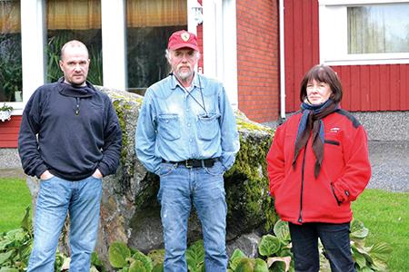 Thomas, Leif och Christina Riddar Frågan är hur det blir i år. De vill helst ha det så enhetligt som möjligt och därför använder de sig helst av samma sorts ljusslinga när det kommer till huset.