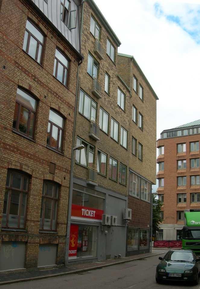 3(11) Dnr 1034/2010 Ovan: Fasaddetalj, stjärnmönstrad klinker. Till vänster: Husets fasad mot Norra Strandgata i öster.