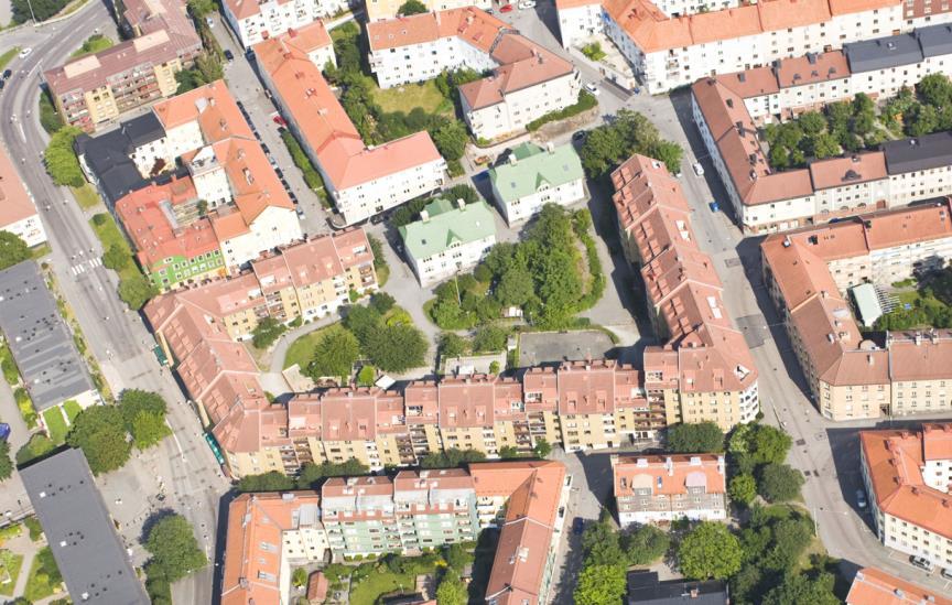 Gården är i detta kvarteret relativt stor och är utan gårdsbebyggelse. Större delen av kvarteret omfattas av en fastighet ägd av en bostadsrättsförening.
