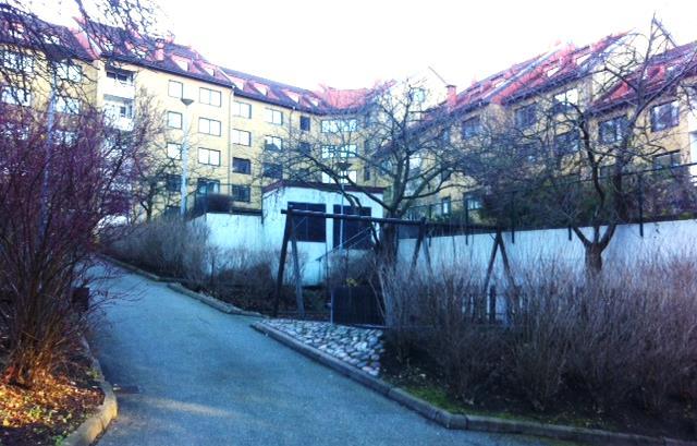 Förslaget innebär att bygga envåningshus i den sydvästra delen av gården ovanpå parkeringsgaraget som delvis ligger under mark.