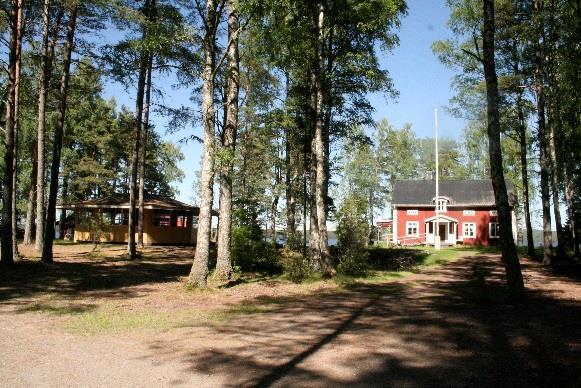 10(16) Huvuddelen av byggnaderna har i skala och materialval karaktären av traditionellt fritidshusbyggande.