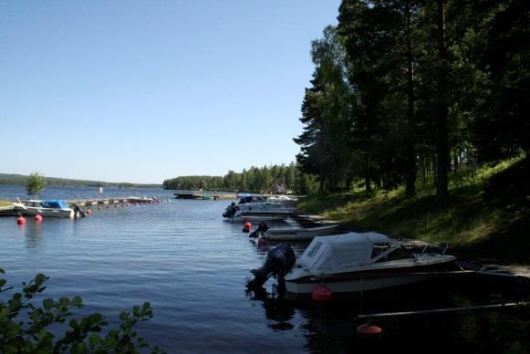 Vattenområdena är i gällande detaljplan vattenområde som får överbyggas och område för hamnändamål.