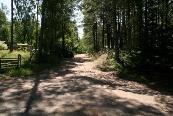 Det är liten trafik till och inom området och vägarna uppmuntrar till låga hastigheter. Parkering sker privat på den egna tomten eller i anslutning till den.