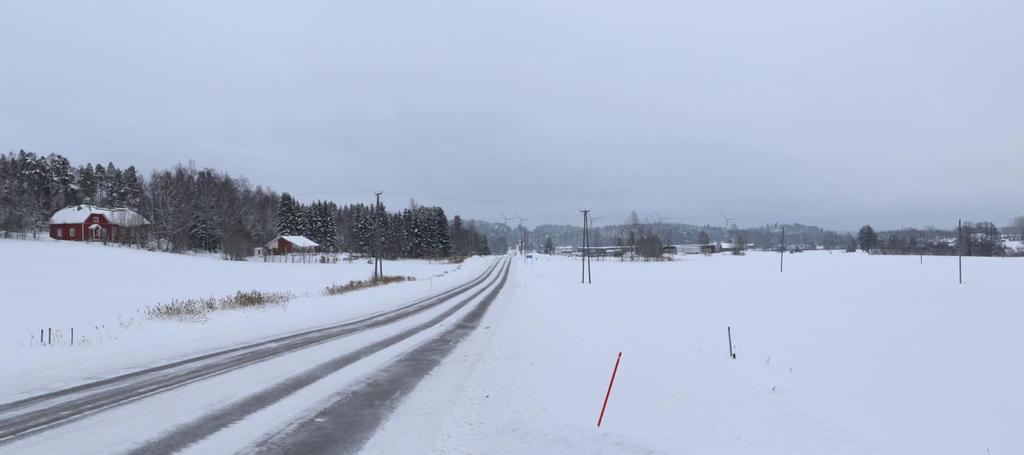 LANDSKAPS- OCH KULTURMILJÖUTREDNING FÖR TETOM VINDKRAFTSPROJEKT 21 tomvägen vid åkerområdets nordöstra-östra kant. Från vissa gårdsområden har man utsikt mot vindkraftverken.