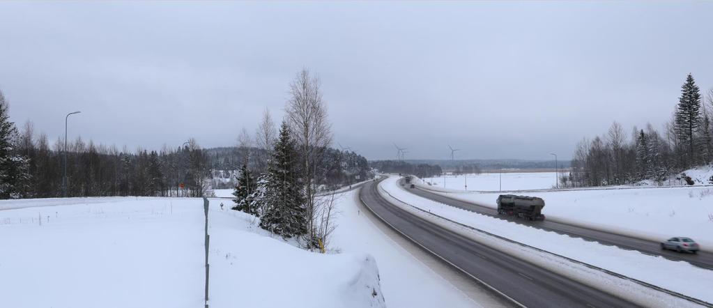 Då man rör sig österut längs Borgåvägen på området kan vindkraftverk ses stå vinkelrätt mot färdriktningen (Figur 18; Bilaga 2, fotomontage 8), men de syns bara på de mest öppna ställena på