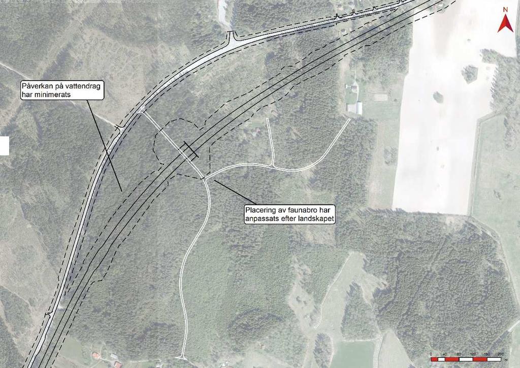 Lindåsen (km 8/480) Vid Lindåsen får E20 ny sträckning och en ny 30 meter bred faunabro tillkommer. Bron inkluderar även en lokalväg med grusbeläggning.