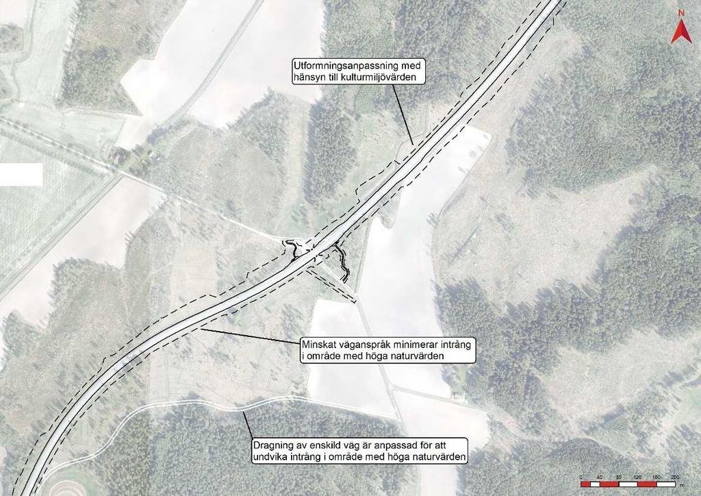 Tjos (ca km 14/800-15/800) När plankorsningarna i Vallby och i Tjos stängs behöver en enskild väg byggas som förbinder fastigheterna på E20s östra sida med E20 via nysträckningen av väg 2968/2970 ut