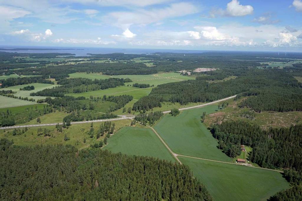 Områden med svagt kuperade, halvöppna betesmarker avlöses av åkermarker eller tät barrskog. Betesmark finns nära E20 på båda sidor.