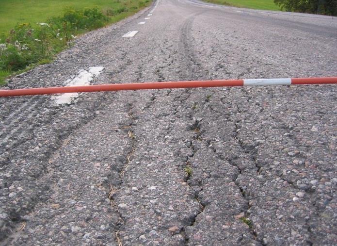 INDRÄNKT MAKADAM (IM & JIM) Indränkt makadam kan utföras som beläggning på grusväg (IM) eller belagd väg (JIM) där man samtidigt vill förstärka vägens bärighet.