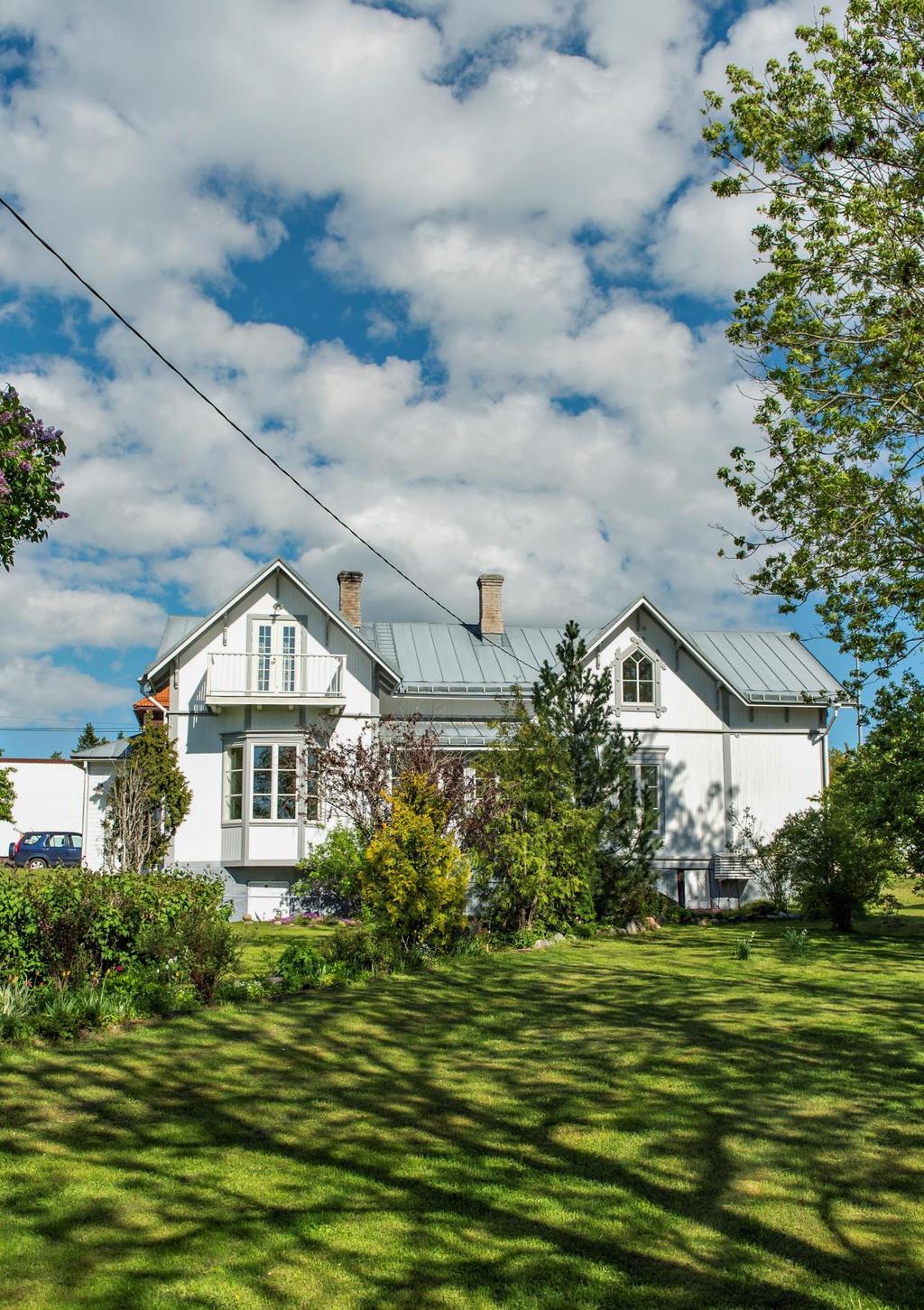 Välkommen till Peterhof, en anrik sekelskiftesvilla från 1895 i mycket