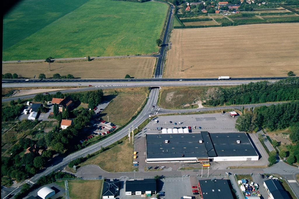 Omgivande bebyggelse, öster om Tegelvägen och nordost om planområdet utmed Lervägen, utgörs av verksamheter. I hörnet Gränsvägen/Lervägen finns en bensinstation.
