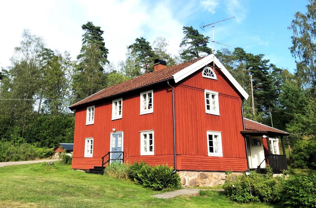 Maskinhall. Egen elproduktion. Skogsmark ca 99 ha med virkesförråd om ca 12 300 m3sk. Skog i huggningsklasserna S1/S2 om ca 4 800 m3sk. Åker och bete ca 2 ha.