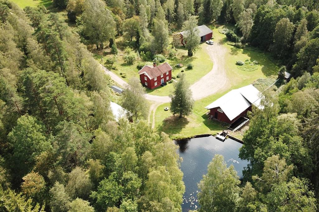 Försäljningssätt Förfarande Fastigheterna säljs tillsammans som en enhet, (Alt. A). Bud kan även lämnas på enbart Gårdscentrum med dammanläggning och såg, (Alt. B. Fastigheterna Asaryd 1:11, 5:7 och 8:1) och enbart på Skogsfastigheterna, (Alt.
