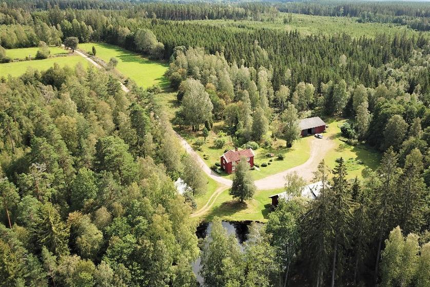Efter att skogsbruksplanen utfördes 2018 har fastigheten Asaryd 1:17 om ca 2,0 ha avstyckats. Det avstyckade området avser ett torp med vidhängande inägomark.