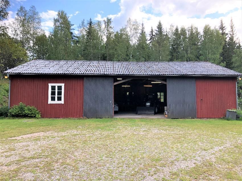 Ekonomibyggnader mm Maskinhall med gjuten bottenplatta, stora portar. Inbyggd verkstadsdel för kontor och förråd. Därutöver enklare förråd samt jordkällare.