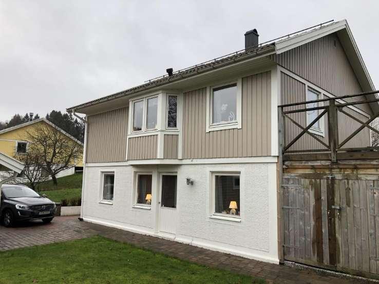 Byggnadsbeskrivning Bostadsbyggnad Byggnadsår/ ombyggnadsår: 1989 / Hustyp/antal våningar: 1-plans hus med suterrängkällare Taktyp, takbeläggning: Grundkonstruktion: Stomme, material: Ventilation:
