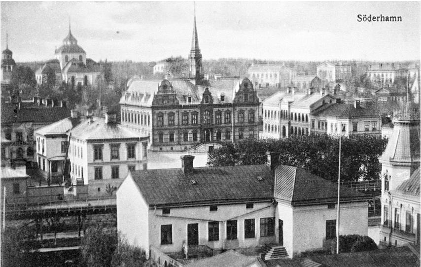 byggåret 1883. De största förändringarna har gjorts mot gårdssidan, där entrépartierna genom åren har haft en varierad utformning.
