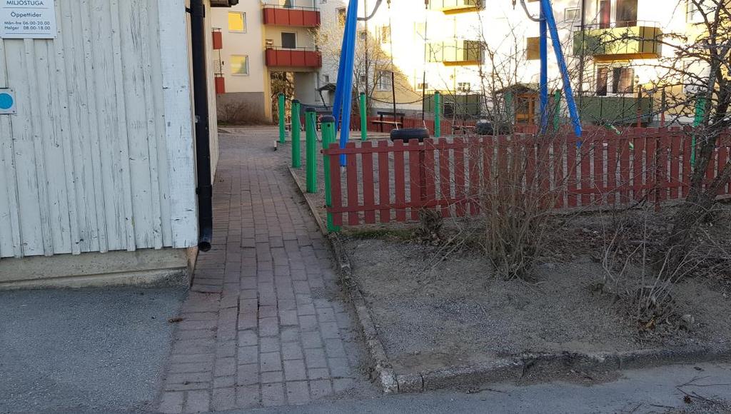 lekplats är väldig smal så det kan vara svårt att ta sig in med rullstol eller rullator. Det saknas även hårdgjorda stigar som leder in till lekplatserna.