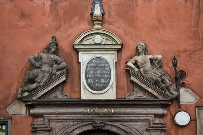 DETALJ AV PORTALEN FRÅN 1650. FOTO J. MALMBERG. F.d. Echo 1, nr 1 på kartan Ett medeltida stenhus för stadens byggmästare Tomten är tidigast omnämnd år 1499 och tillhörde då Lasse kanngjutare.