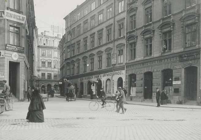 TRIEWALDSGRÄND SETT MOT JÄRNTORGET. I BOTTENVÅNINGEN AV MEDUSA 5 LÅG JOHN BYLANDERS GARN OCH VÄFNADS- HANDEL. OKÄND FOTOGRAF OCH ÅR. SSM:S ARKIV E 4974.