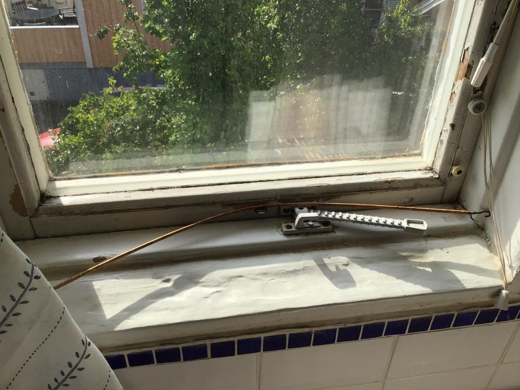 förhöjd fuktstatus. Detta medför risk för fuktrelaterade skador har uppstått eller kommer att uppstå.