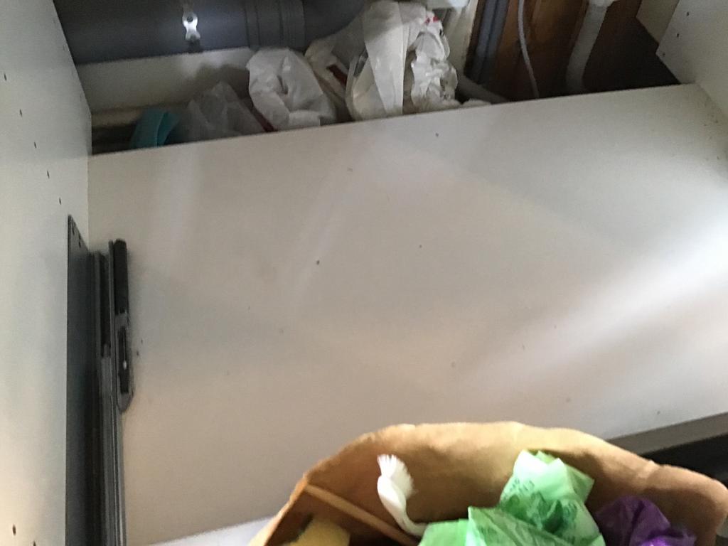 NOTERING Entréplan Hall Kök Avrinningsmatta under diskmaskin, i vasksåp och