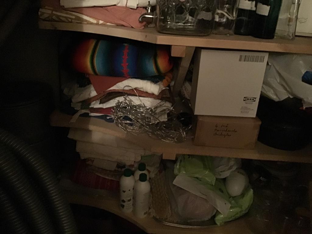 Avrinningsmatta saknas under diskmaskin, i vaskskåp och kyl/frys finns risk att