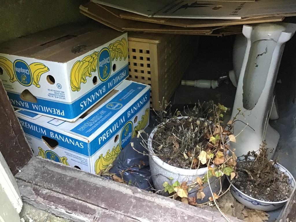 byggnaden och orsakar angrepp. Fönster Fönsterkitt bristfälligt.