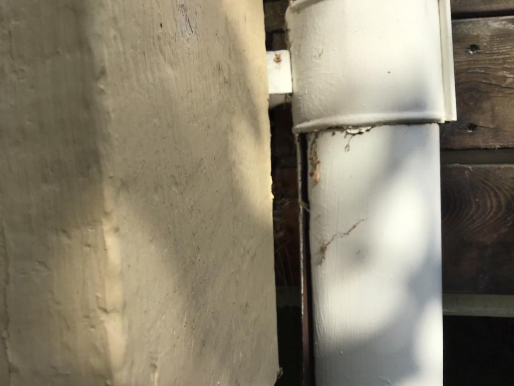 Grundmur Stuprörens fals är vänd inåt byggnaden Falsen ska vara riktad utåt ifrån huset.