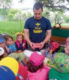44 Amtsblatt Ettlingen 04. Juli 2019 Nr. 27 Bienen hautnah... Bei Imker Pohl... Foto: Lemche Ende Mai besuchten die Schulanfänger 2019 und 2020 den Bienenkindergarten von Imker Pohl.