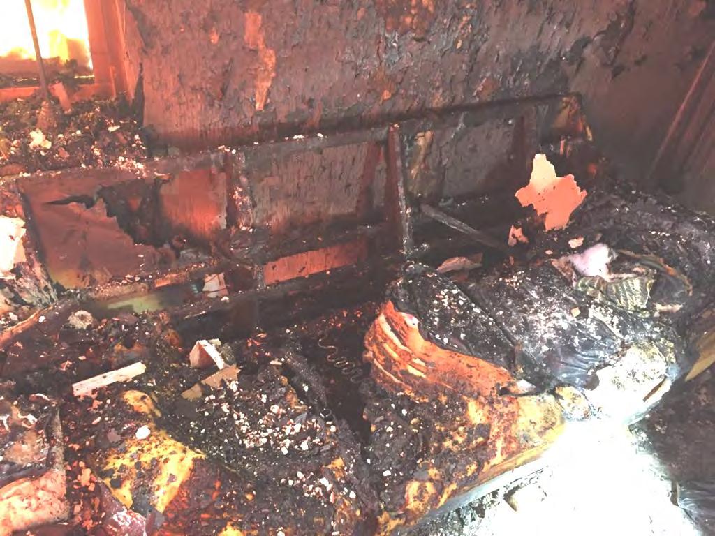 Bild 4: De största brandskadorna i soffan