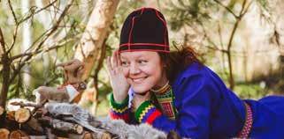 Musikteater Biejvve bájttá Solen skiner Elin Teilus I en magisk musikteater får barnen möta samerna och deras land Sápmi.